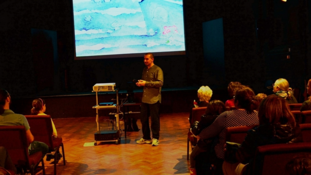 Max Spera racconta la favola di Blue e light a Londra in un teatro.